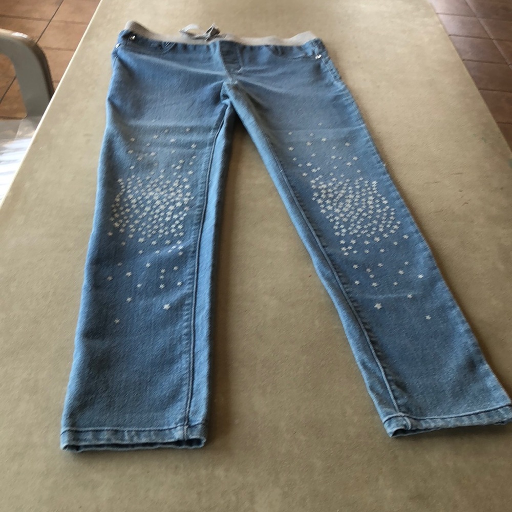 A stretchable jean pants with stars on the front